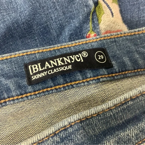 Blank NYC Floral Embroidered Blue Jeans Size 29 - Picture 11 of 13